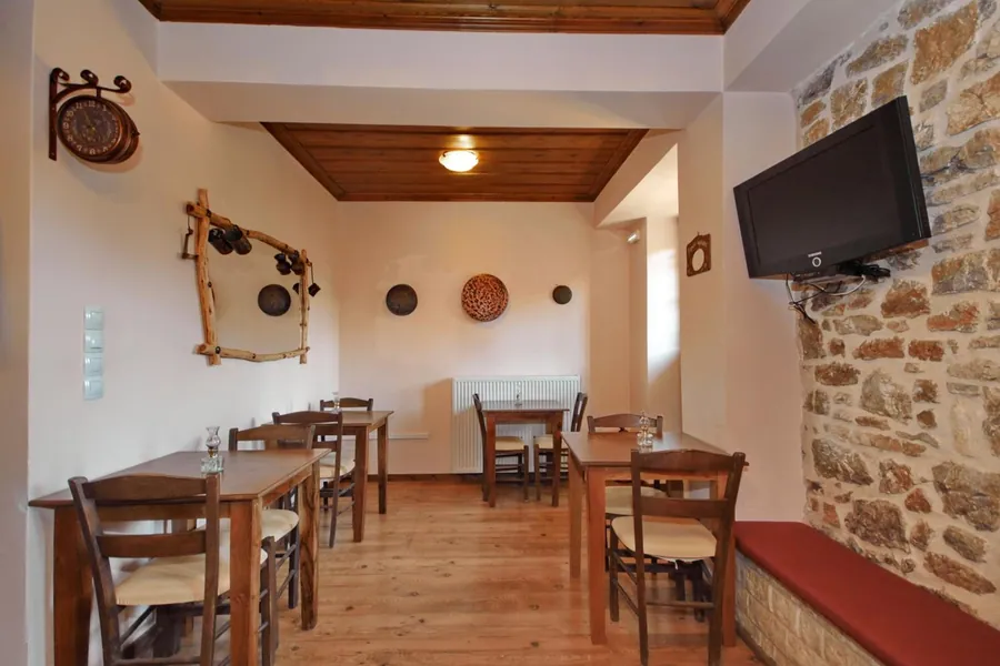 Η αίθουσα του πρωινού με τα ξύλινα τραπέζια