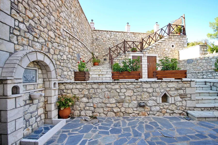 Η πέτρινη βρύση και οι σκάλες της αυλής