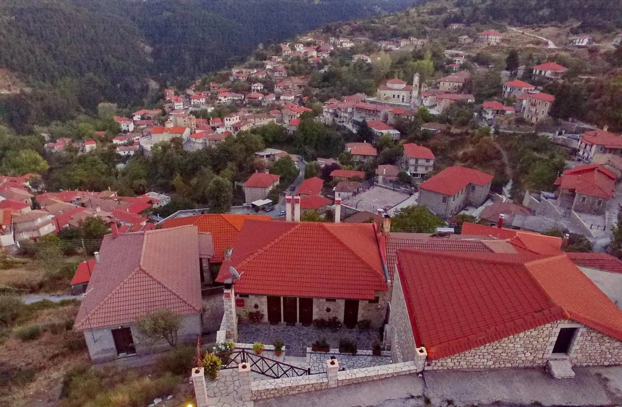 Τα κεραμίδια του Βαλτεσινίκου από ψηλά
