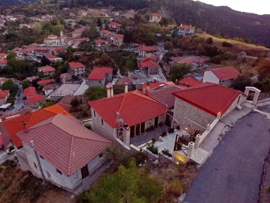 Ο ξενώνας και τα κεραμίδια του χωριού από ψηλά