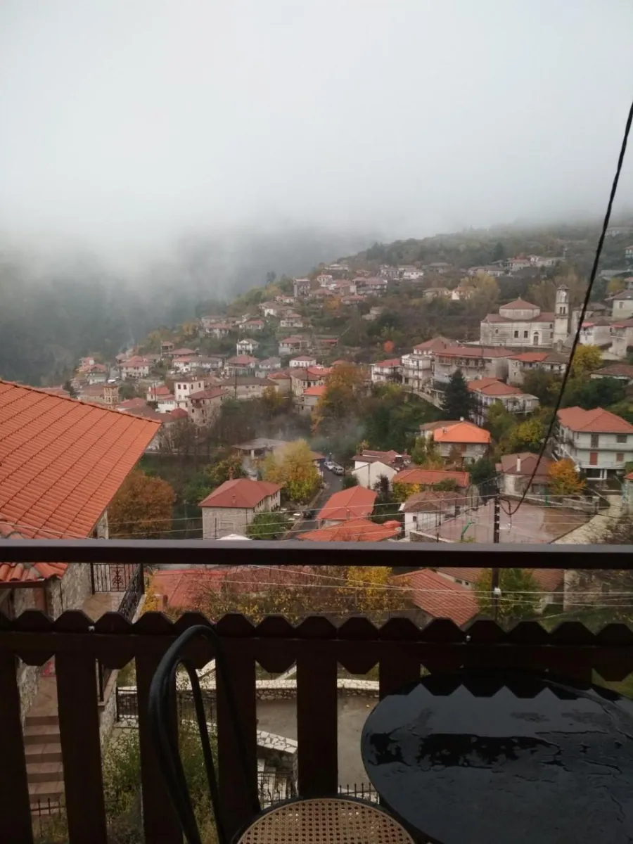 Το χωριό μέσα στην ομίχλη από το μπαλκόνι
